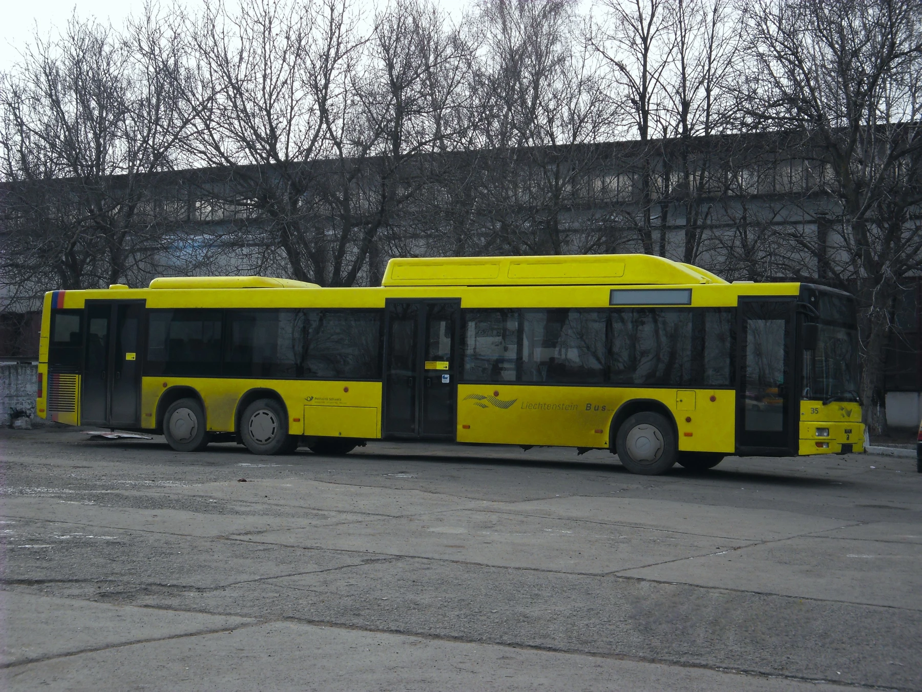 Жёлтый городской автобус